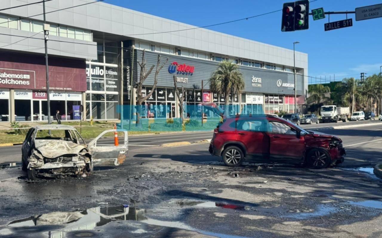 Tremendo choque en Camino Centenario y un auto se prendió fuego